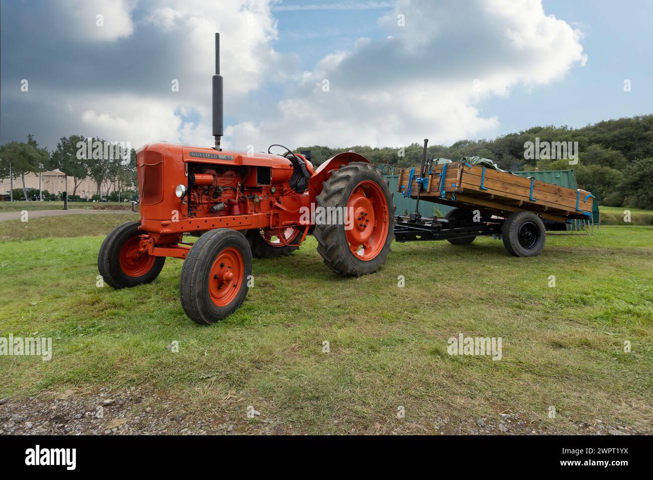 Newcastle-under-Lyme, Staffordshire-Royaume-uni octobre, 20, 2023 tracteur et traîneau Nuffield 342 vintage exposé Banque D'Images