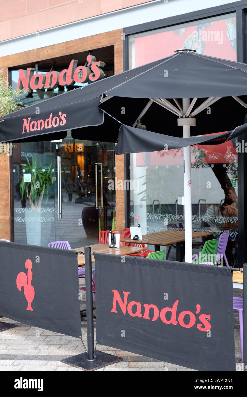 Extérieur du restaurant Nandos avec places à l'extérieur. Banque D'Images