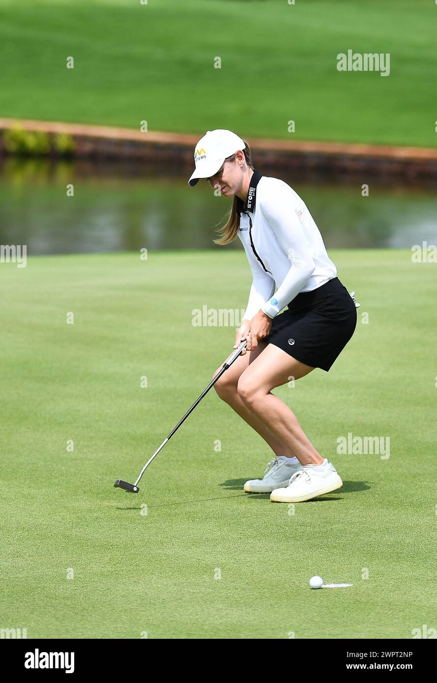 Lingshui, province chinoise de Hainan. 9 mars 2024. Sarah Schmelzel des États-Unis lance un coup de poing lors de la troisième manche du tournoi de golf Blue Bay LPGA à Lingshui, dans la province de Hainan, dans le sud de la Chine, le 9 mars 2024. Crédit : Yang Guanyu/Xinhua/Alamy Live News Banque D'Images