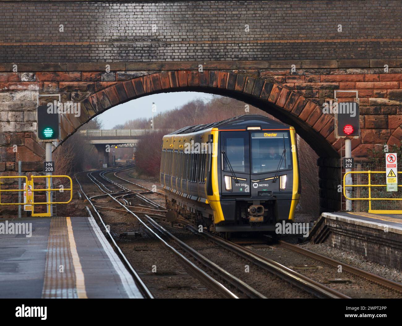 Merseyrail Stadler classe 777 train électrique 777006 arrivant à la gare de Hooton, Cheshire, UK. Banque D'Images