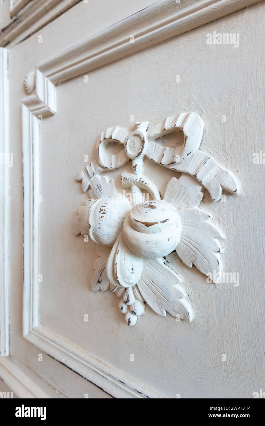 Poignée vintage sur tiroir antique blanc, intérieur de la pièce de maison, gros plan Banque D'Images