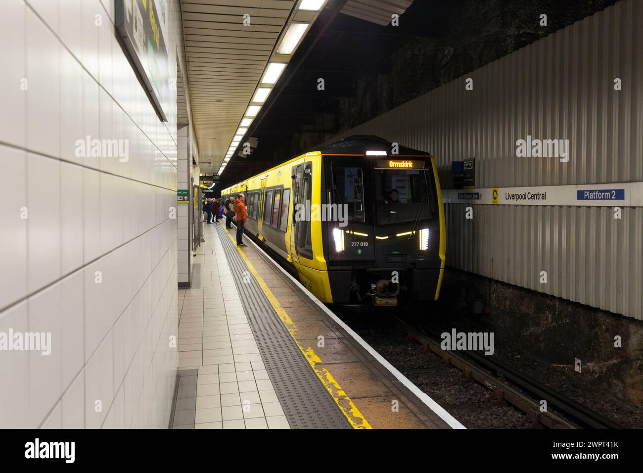 Train électrique Merseyrail Stadler classe 777 777018 à la station de métro Liverpool Central, Liverpool, Royaume-Uni Banque D'Images