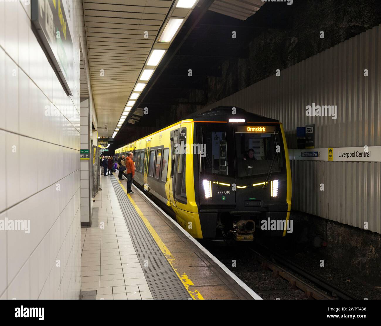 Train électrique Merseyrail Stadler classe 777 777018 à la station de métro Liverpool Central, Liverpool, Royaume-Uni Banque D'Images
