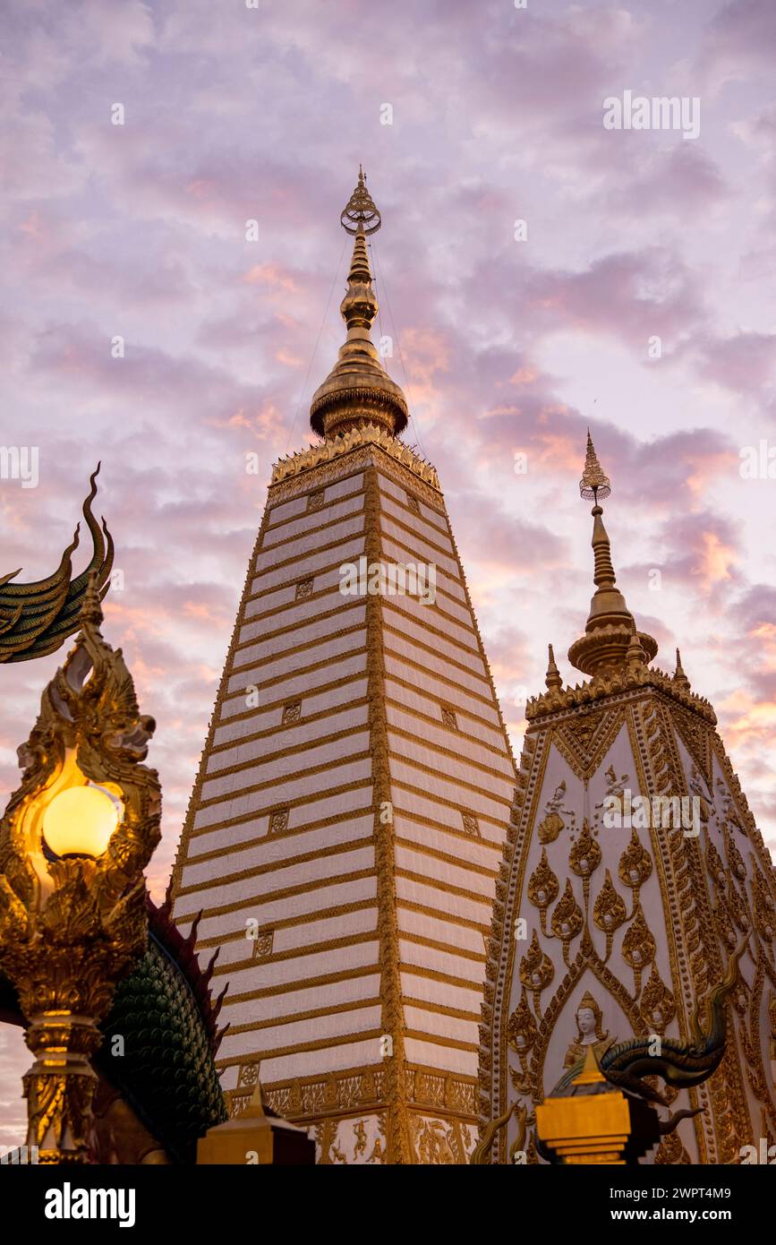 Le Sri Maha Pho Chedi de Wat Phra That Nong Bua Temple dans le centre-ville d'Udon Ratchathani et Province Ubon Ratchathani en Thaïlande. Thaïlande, U Banque D'Images