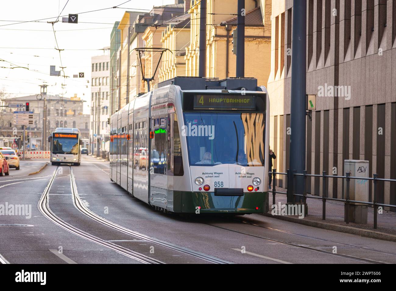 Augsbourg, Bavière, Allemagne - 8 mars 2024 : le tramway circule dans le centre-ville d'Augsbourg *** Straßenbahn fährt in der Innenstadt von Augsburg Banque D'Images