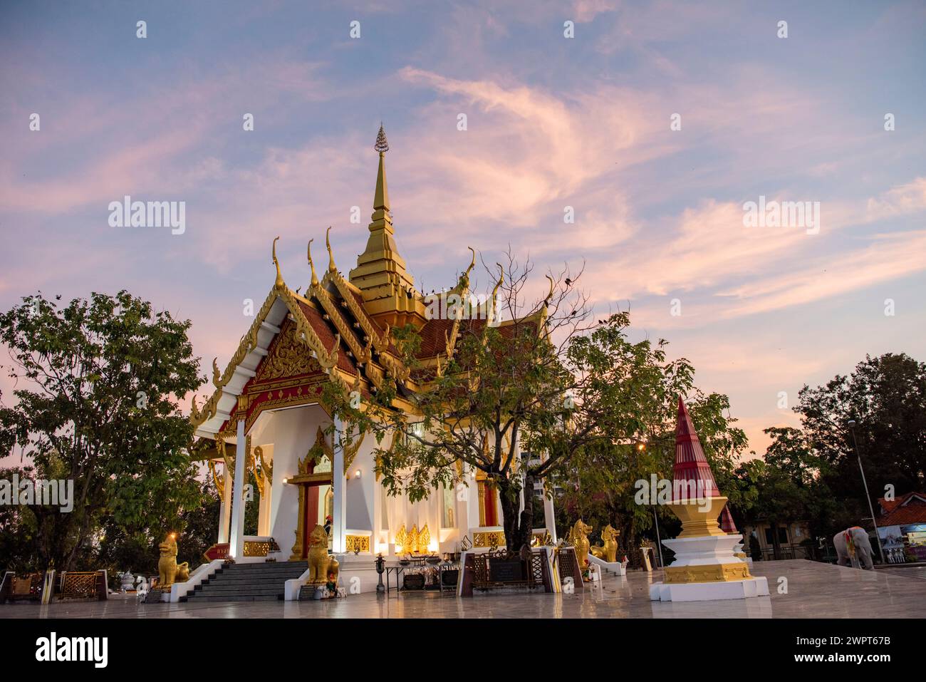 Le sanctuaire du pilier de la ville dans la ville Udon Ratchathani et la province Ubon Ratchathani en Thaïlande. Thaïlande, Ubon Ratchathani, 22 novembre 2023 Banque D'Images