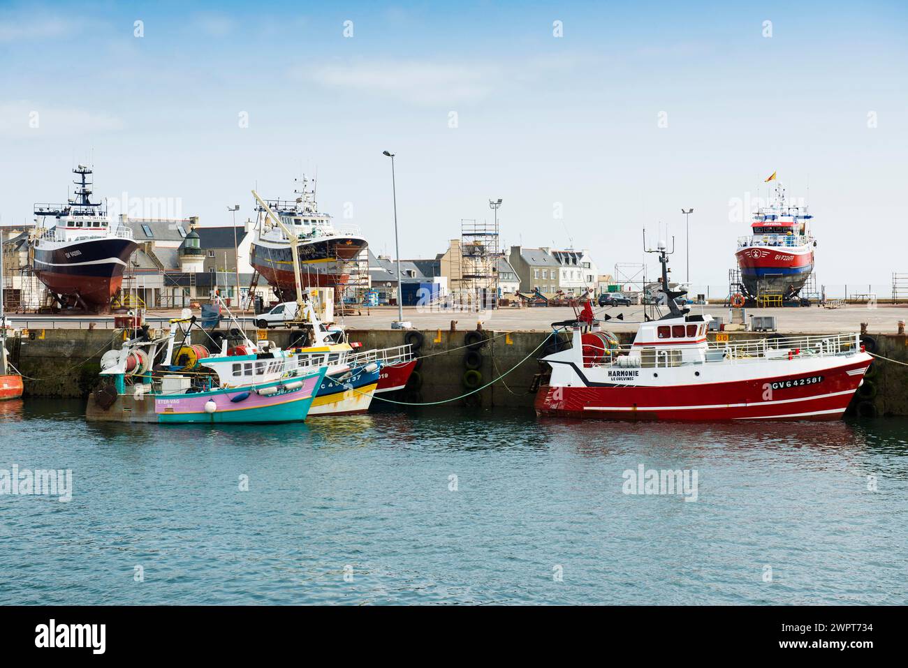 Bateaux de pêche colorés dans le port, Guilvinec, Finistère, Bretagne, France Banque D'Images