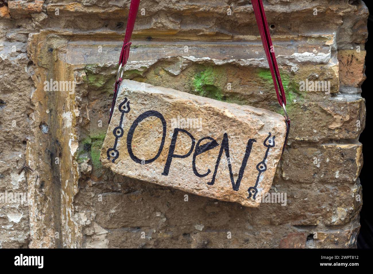 Signe à l'entrée, ouvert, ouvert, bienvenue, conseil, écriture, mot, shopping, heures d'ouverture, ventes ouvertes, heures de travail, magasin, enseigne de magasin Banque D'Images