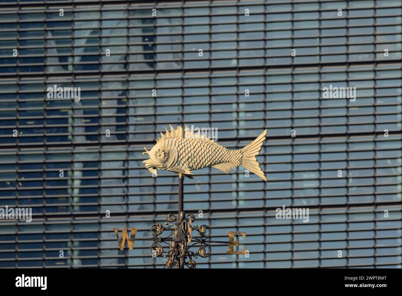 Fish Weather vain devant un immeuble de bureaux de grande hauteur, City of London, Angleterre, Royaume-Uni Banque D'Images