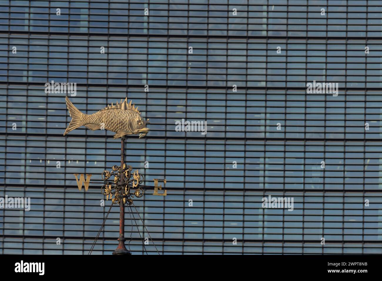 Fish Weather vain devant un immeuble de bureaux de grande hauteur, City of London, Angleterre, Royaume-Uni Banque D'Images
