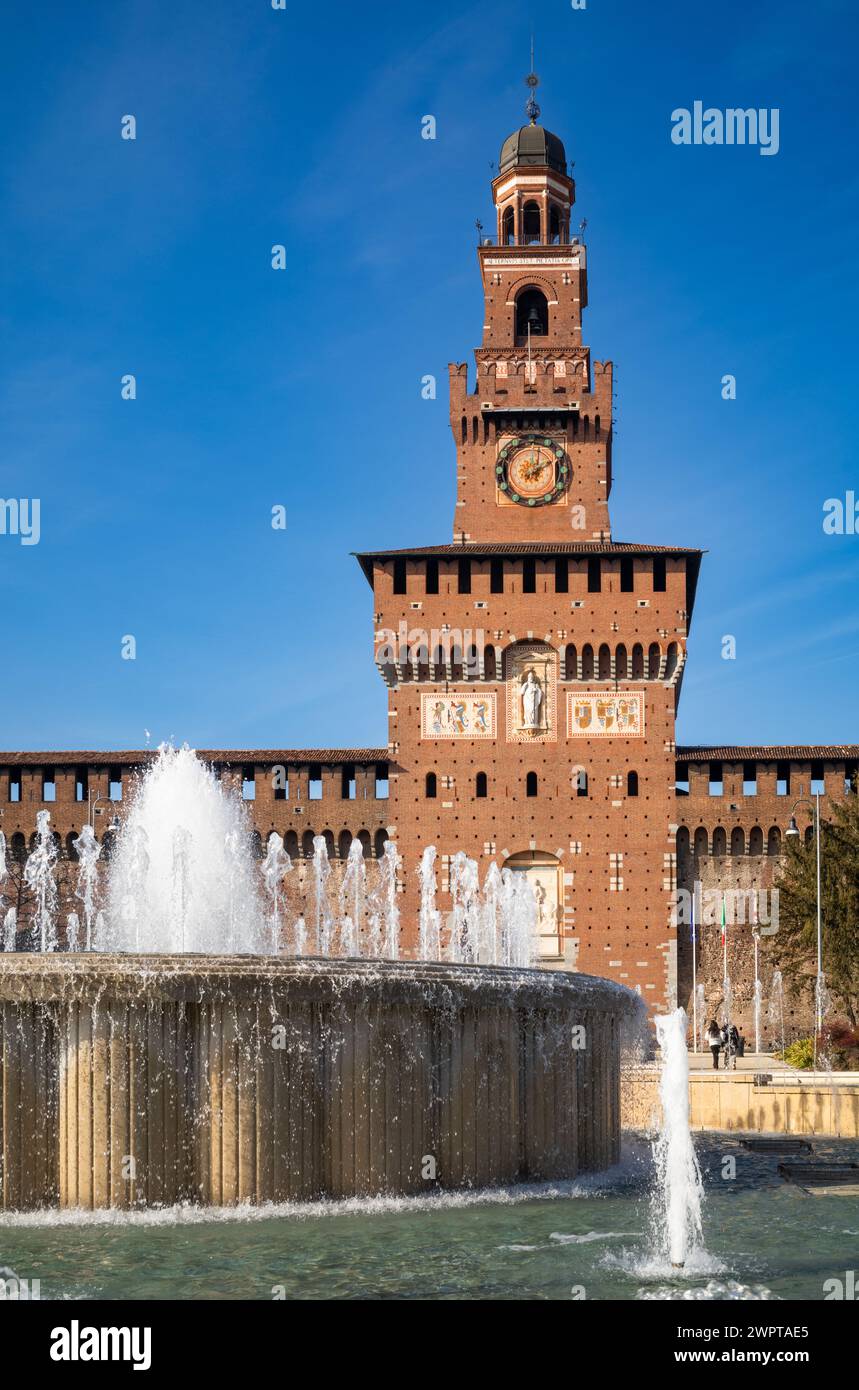 La fontaine devant la porte d'entrée du Castello Sforzesco, ou Château de Milan, au cœur de Milan, Italie. Banque D'Images