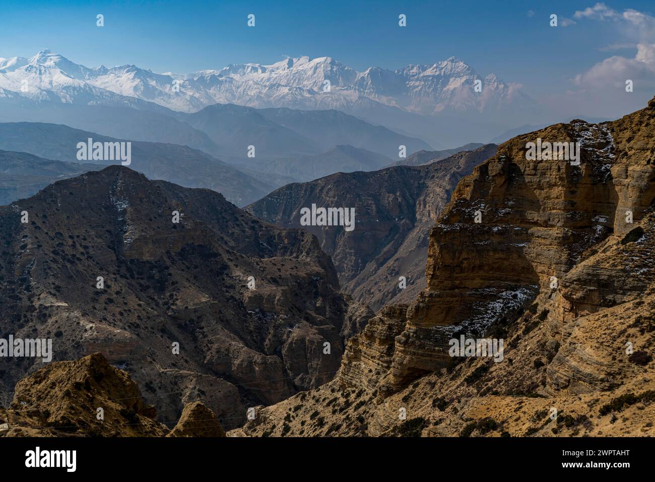 Paysage désertique avant la chaîne de montagnes Annapurna, Royaume de Mustang, Népal Banque D'Images