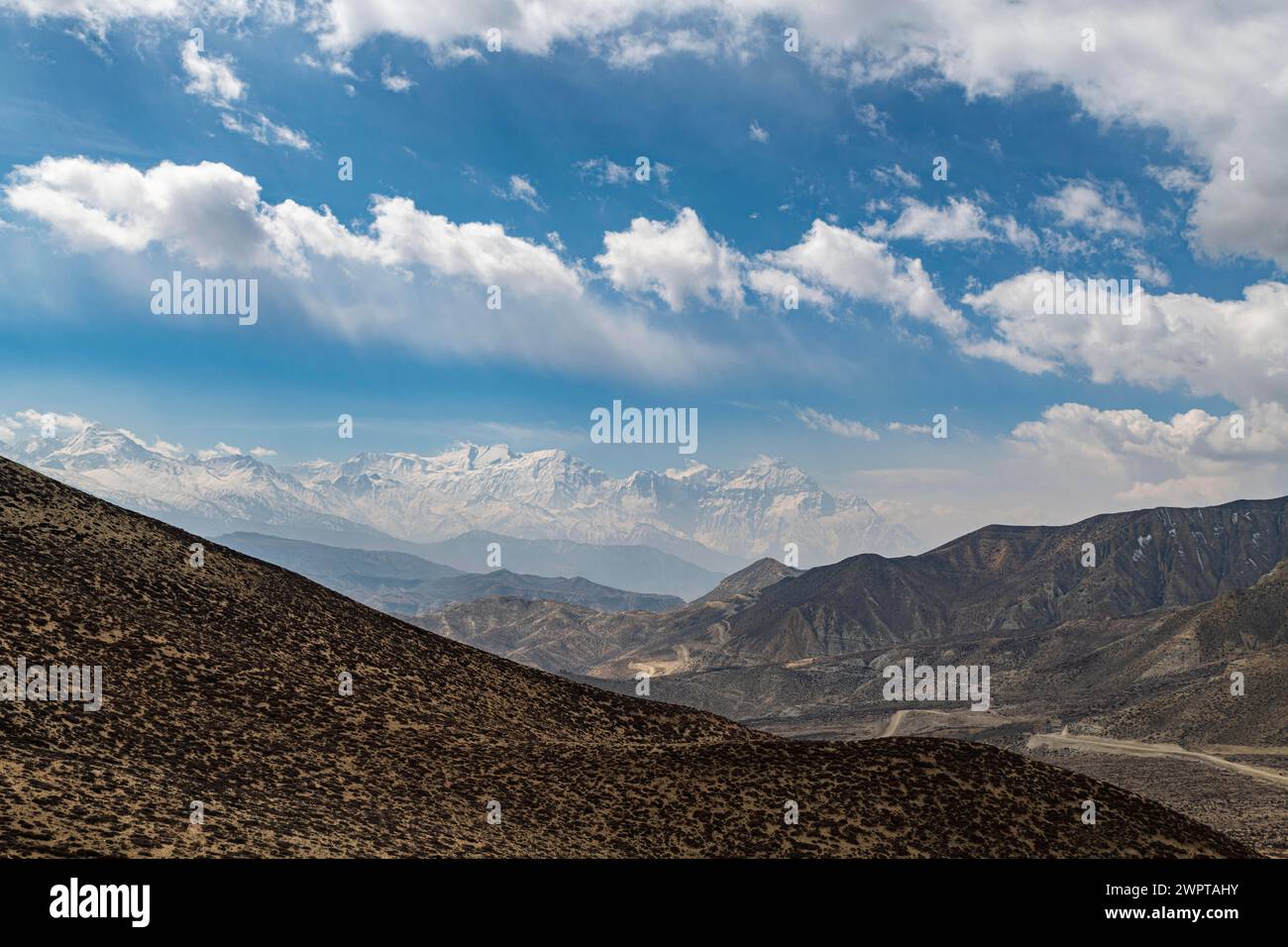 Paysage désertique avant la chaîne de montagnes Annapurna, Royaume de Mustang, Népal Banque D'Images