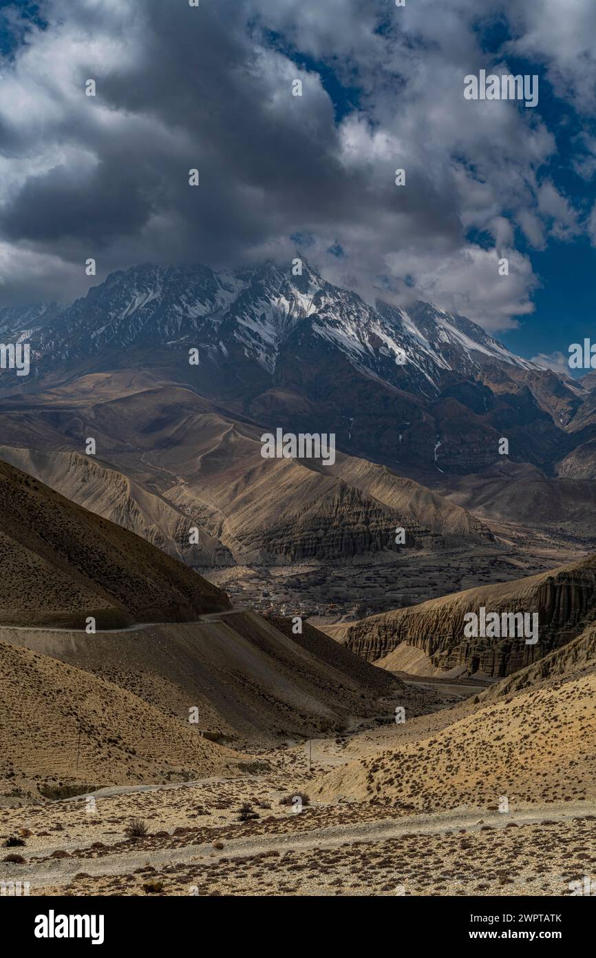 Paysage désertique avant une chaîne de montagnes enneigée, Royaume de Mustang, Népal Banque D'Images