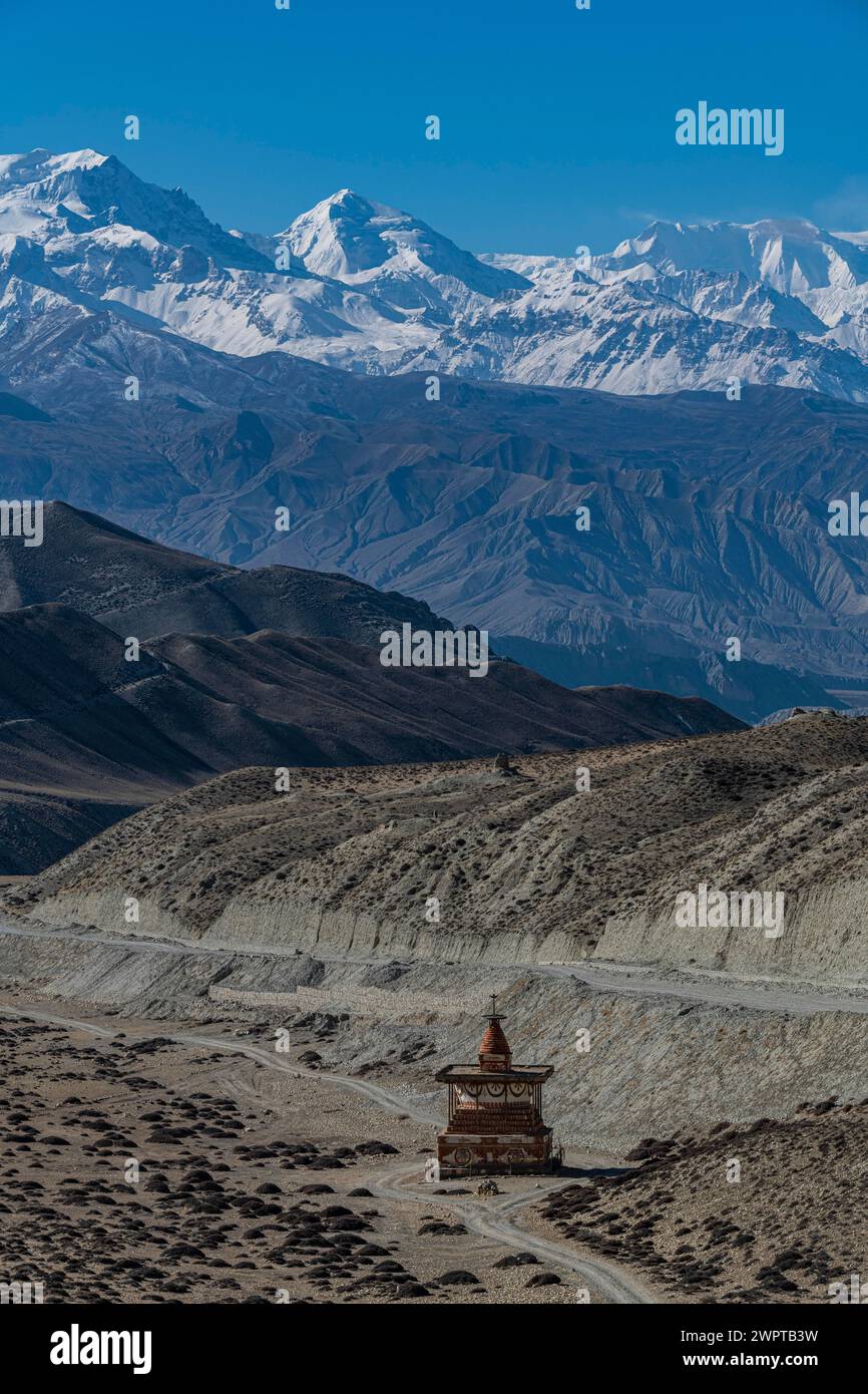 Stupa dans un paysage désertique avant la chaîne de montagnes Annapurna, Royaume de Mustang, Népal Banque D'Images