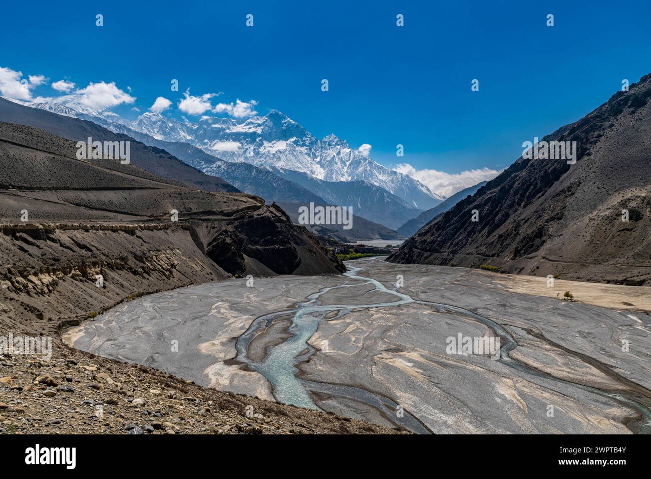 Immense lit de rivière avant la chaîne de montagnes Annapurna, Royaume de Mustang, Népal Banque D'Images