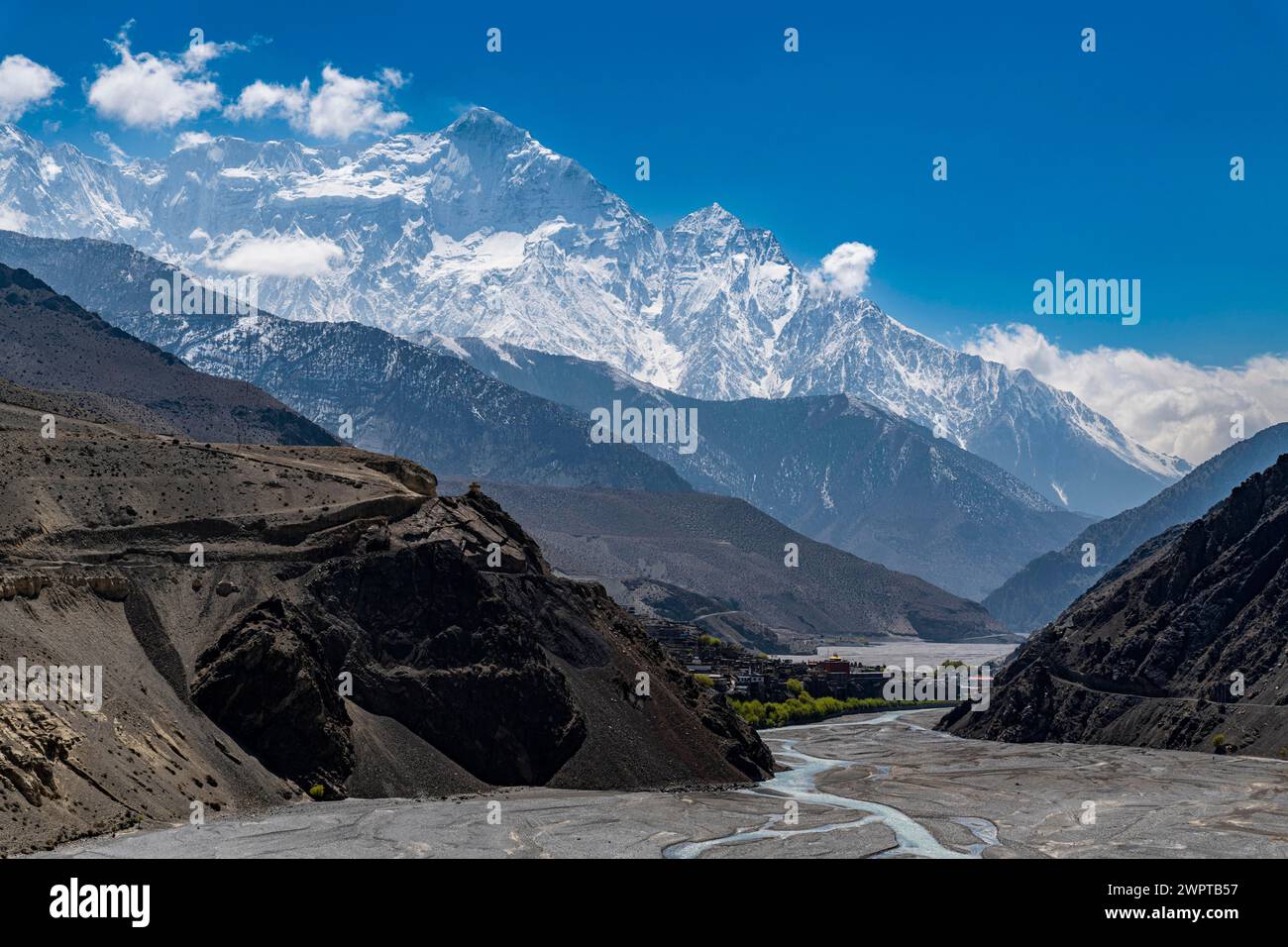Immense lit de rivière avant la chaîne de montagnes Annapurna, Royaume de Mustang, Népal Banque D'Images