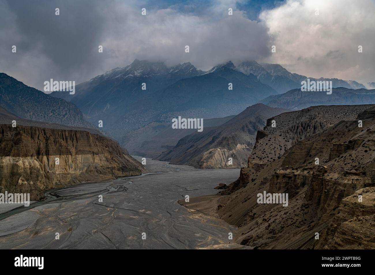 Immense lit de la rivière Kali Gandaki, Royaume de Mustang, Népal Banque D'Images
