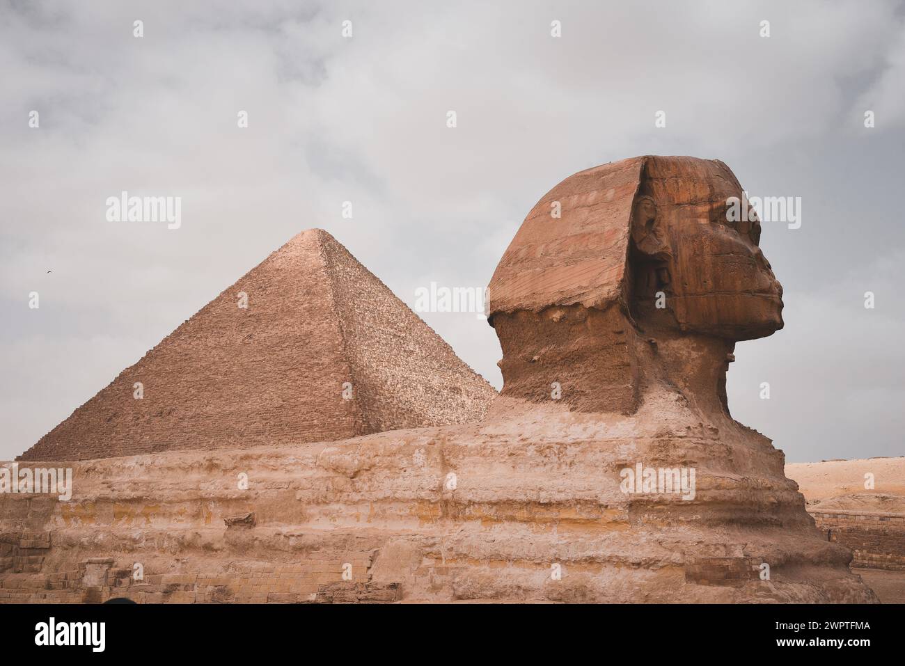 Le Grand Sphinx de Gizeh devant les pyramides de Gizeh, Egypte Banque D'Images