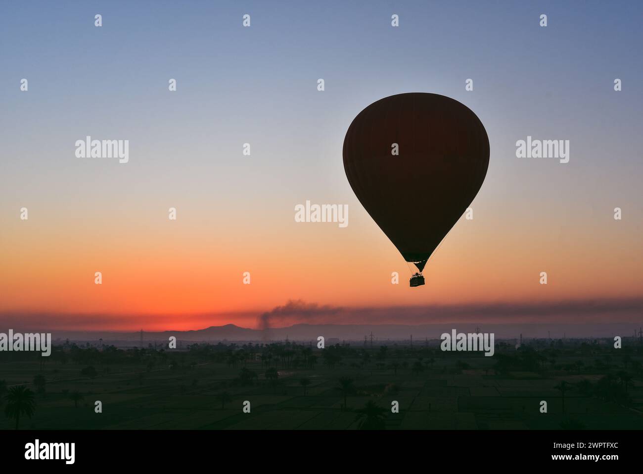 Beaucoup de montgolfières au lever du soleil flottant au-dessus du Nil à Louxor, Egypte Banque D'Images