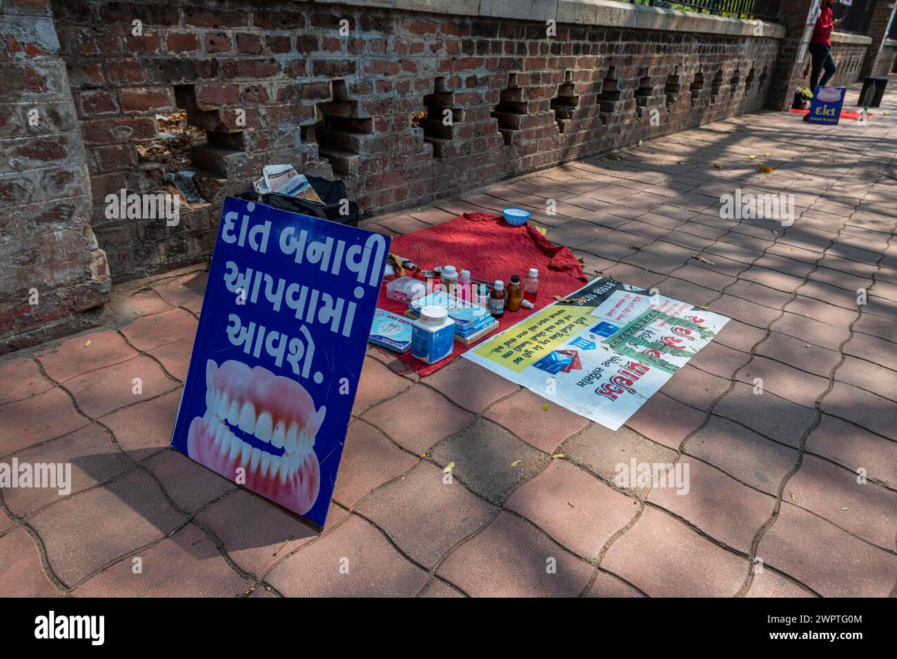 Dentiste de rue, Vadodara, Gujarat, Inde Banque D'Images