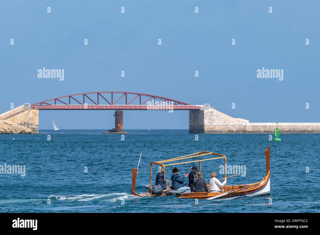 Un bateau traditionnel maltais typique en bois, avec le pont de St Elmo en arrière-plan, la Valette, Malte Banque D'Images