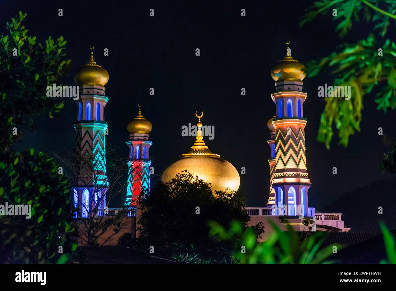 Mosquée à Krabi, musulman, Islam, église, religion, prise de vue de nuit, soirée, illuminé, architecture, Orient, oriental, foi, bâtiment sacré, bâtiment Banque D'Images