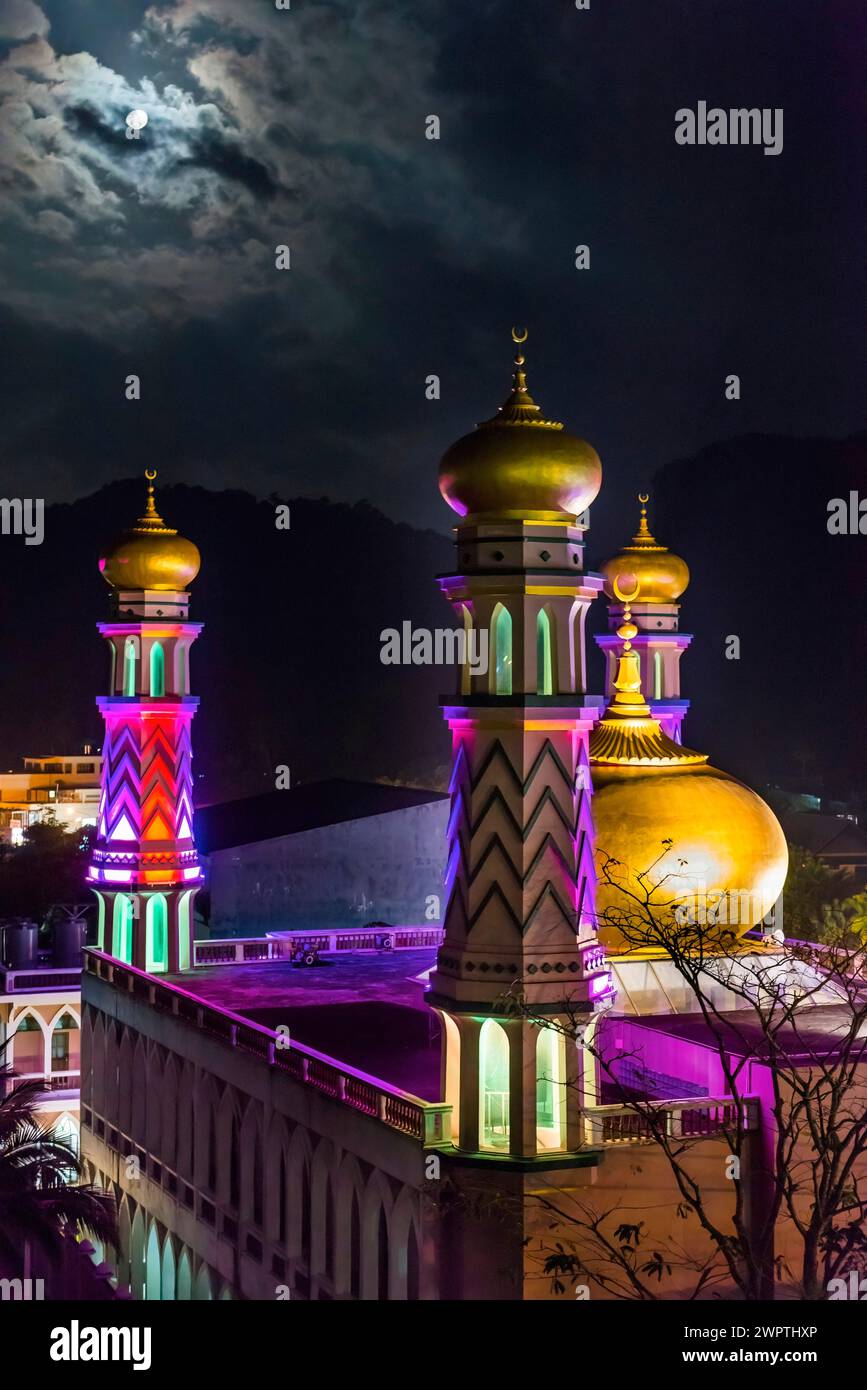 Mosquée à Krabi, musulman, Islam, église, religion, prise de vue de nuit, soirée, illuminé, architecture, Orient, oriental, foi, bâtiment sacré, bâtiment Banque D'Images