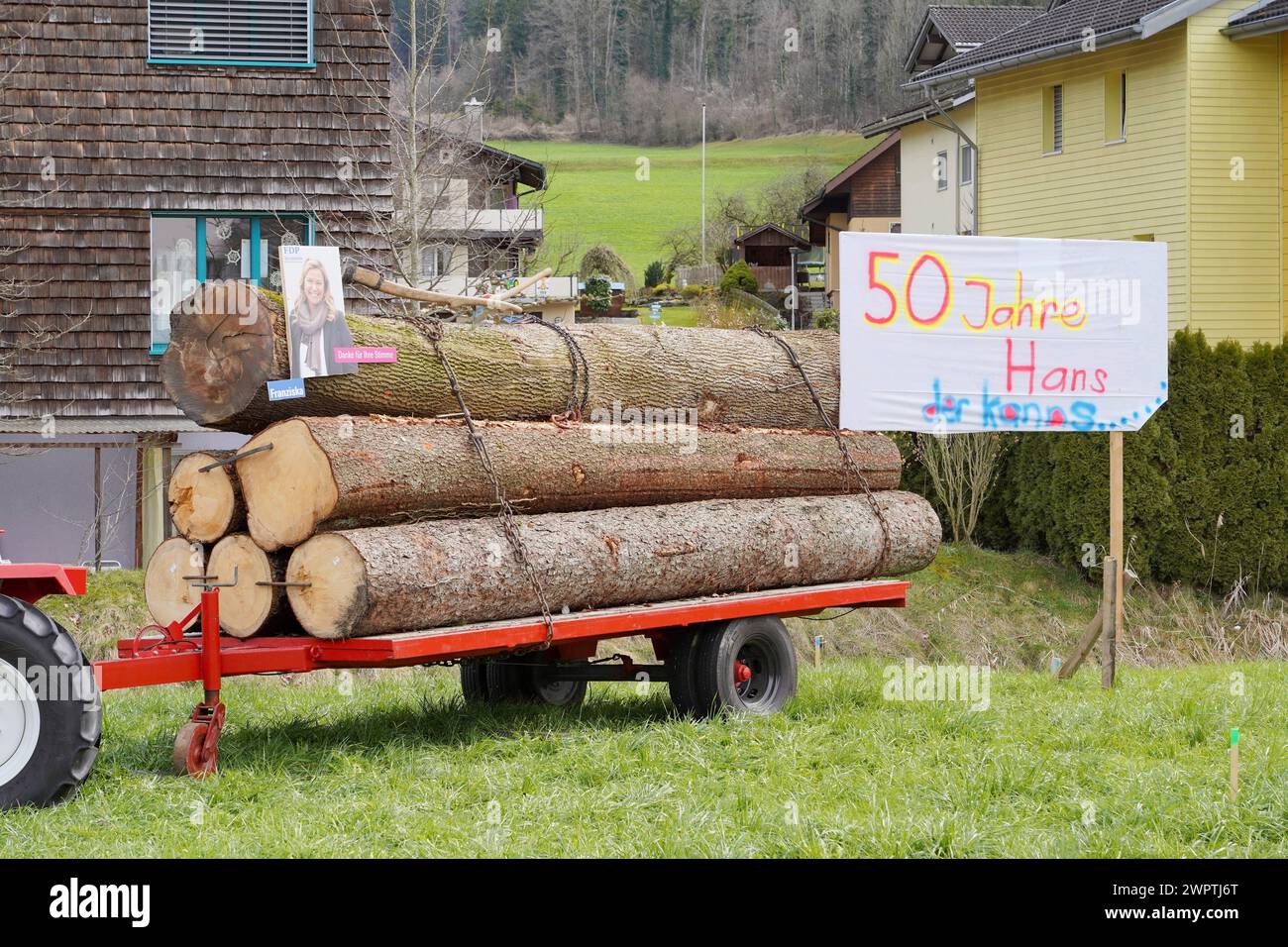 Anton Geisser 09.03.2024 OW Schweiz, Spezielle Geburtstagsanzeige. 50 Jahre Hans . Schilter Traktor mit Baumstaemmen FDP Franziska Danke fuer ihre Stimme *** Anton Geisser 09 03 2024 OW Suisse, annonce spéciale anniversaire 50 ans Hans Schilter tracteur avec troncs d'arbre FDP Franziska Merci de votre vote Banque D'Images