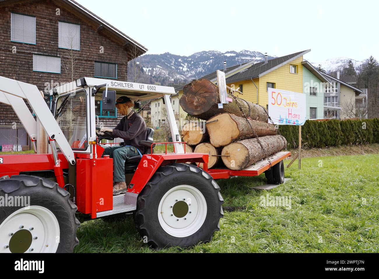 Anton Geisser 09.03.2024 OW Schweiz, Spezielle Geburtstagsanzeige. 50 Jahre Hans . Schilter Traktor mit Baumstaemmen *** Anton Geisser 09 03 2024 OW Suisse,annonce spéciale anniversaire 50 ans Hans Schilter tracteur avec troncs d'arbres Banque D'Images