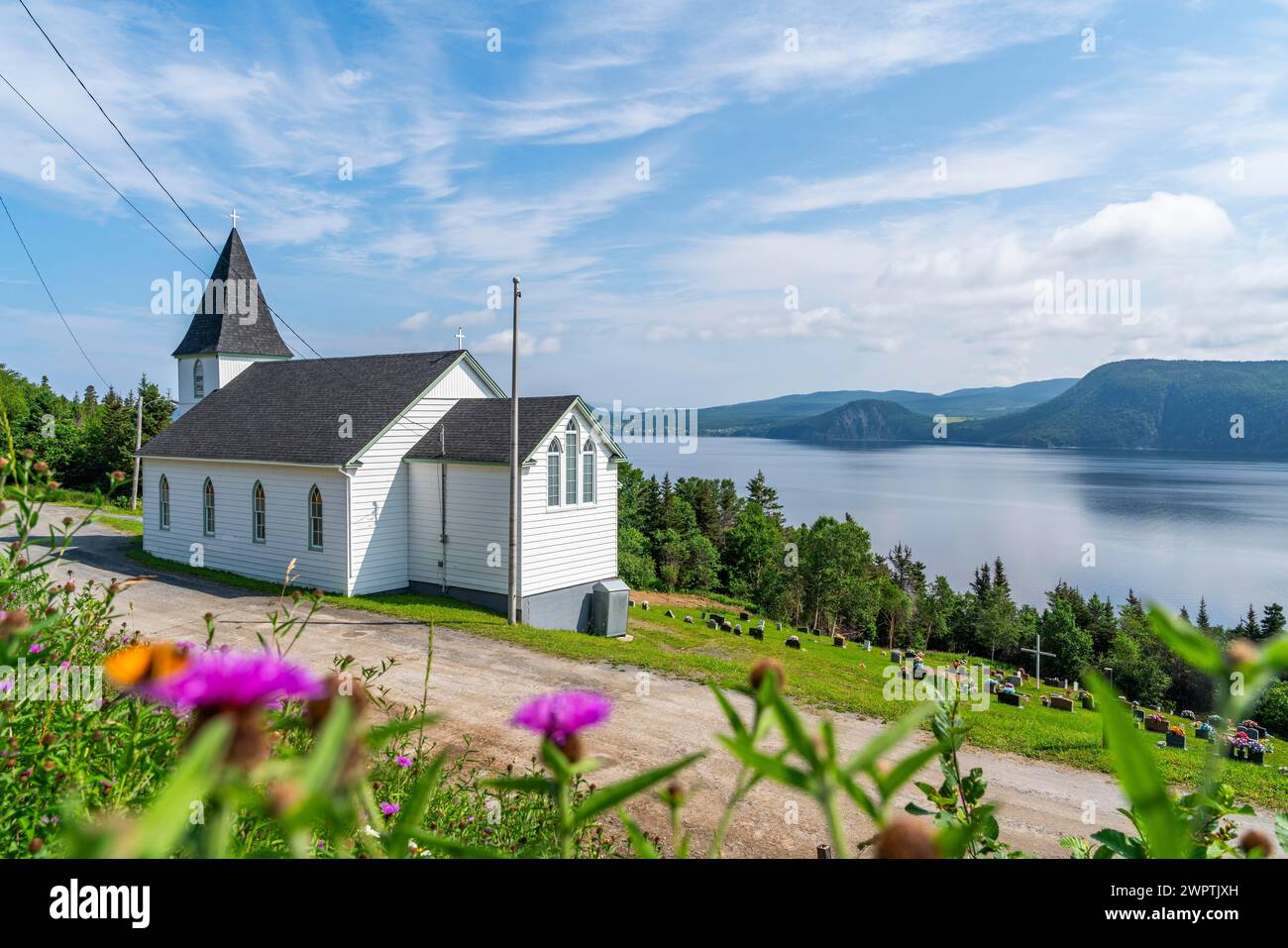 Église St Ambrose en bois blanc surplombant l'océan Atlantique, Corner Brook, Baie des Îles, Terre-Neuve, Canada Banque D'Images