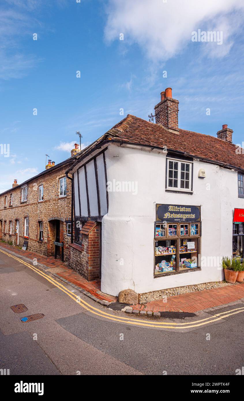 Boutique de journaux locaux sur la place du village d'Alfriston, un joli village historique dans le quartier de Wealden dans le Sussex de l'est Banque D'Images