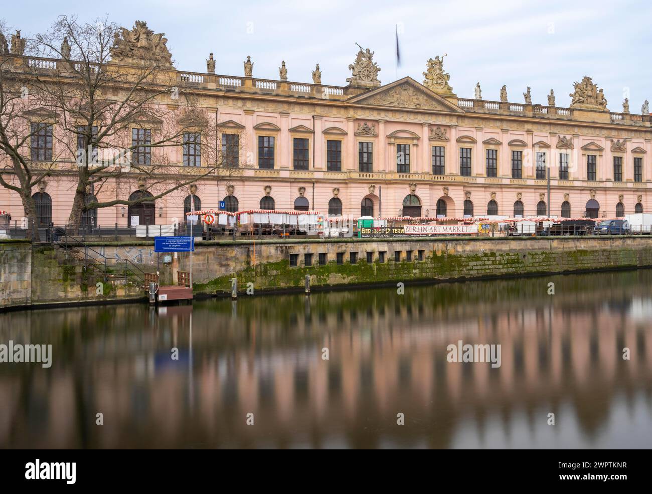 Longue exposition, pont du palais Unter den Linden avec vue sur le Musée historique allemand, Berlin, Allemagne Banque D'Images