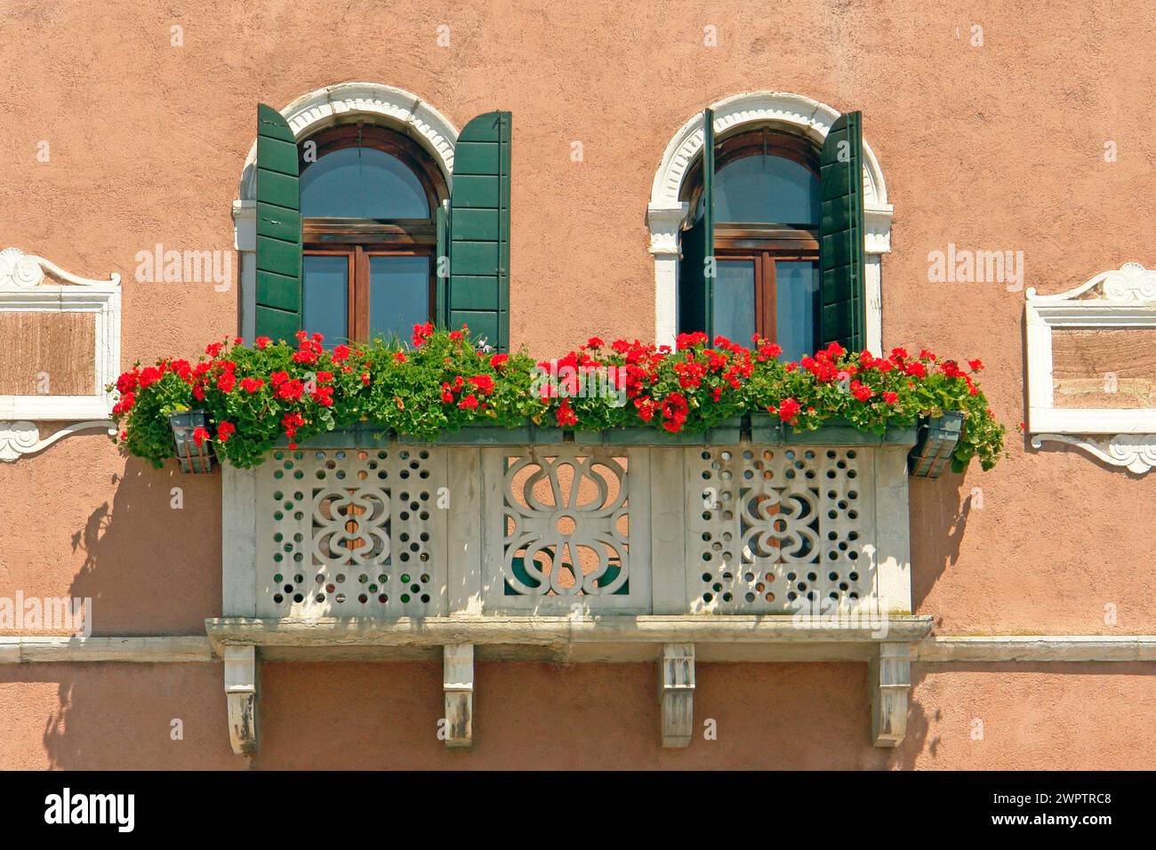 Un balcon avec géraniums rouges, Venise, Italie Banque D'Images