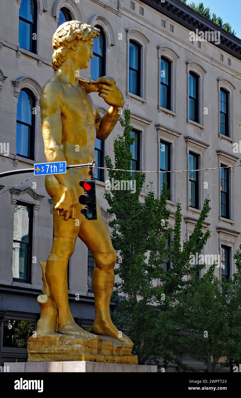 Une réplique de la sculpture David de Michel-Ange de l'artiste turc Serkan Özkaya se trouve à l'extérieur du 21c Museum Hotel dans le centre-ville de Louisville, Kentucky. Banque D'Images