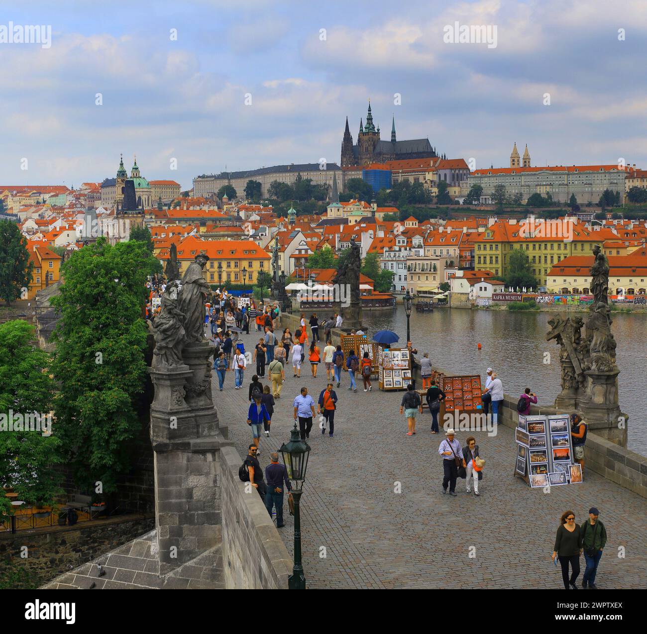 08.06. 2015. Pont de Karlov - l'un des principaux sites architecturaux et historiques. Cet endroit le plus populaire de Prague. Chaque jour lui rend visite des milliers de t Banque D'Images