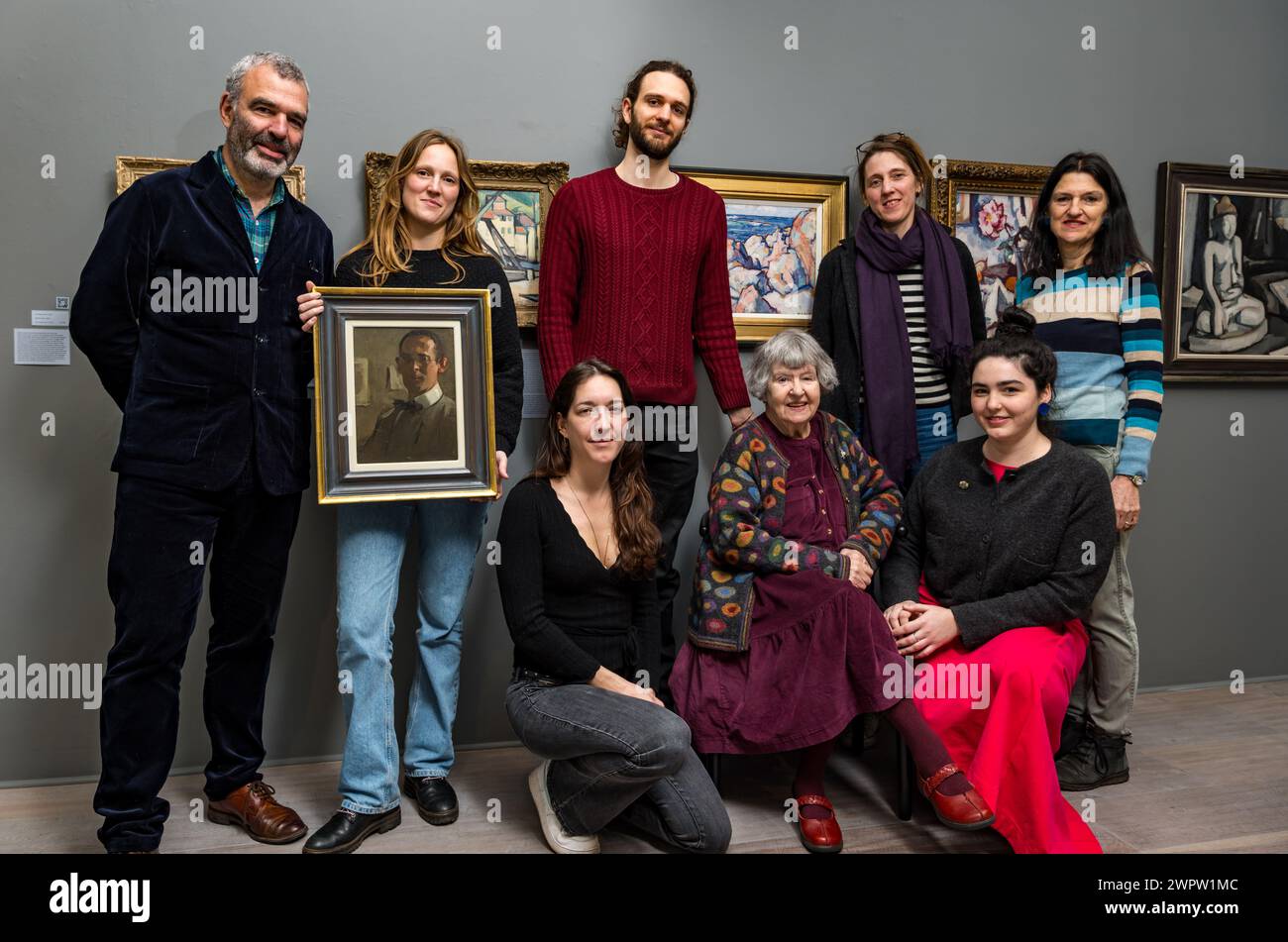Edimbourg, Écosse, Royaume-Uni, 9 mars 2024. The Scottish Gallery : une nouvelle exposition à la galerie d'art New Town. A Legacy in Colour : The Peploe Family est une œuvre de Samuel J Peploe et de 3 membres de la famille : son frère W. W. Peploe, son fils Denis Peploe et Clotilde Peploe (mariée au fils de SJ Willy). Photo : trois générations de la famille Peploe avec un autoportrait de Samuel Peploe. Guy Peploe, Violet & Savannah Alvarez, Denis Iannoukos, Elizabeth Peploe, Ruby Baker, Iris Peploe, Lucy Peploe. Crédit : Sally Anderson/Alamy Live News Banque D'Images