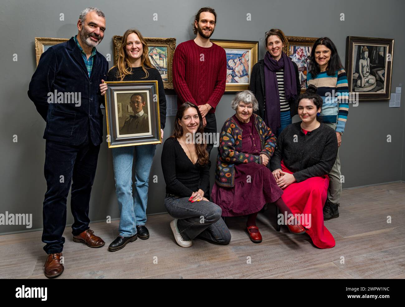 Edimbourg, Écosse, Royaume-Uni, 9 mars 2024. The Scottish Gallery : une nouvelle exposition à la galerie d'art New Town. A Legacy in Colour : The Peploe Family est une œuvre de Samuel J Peploe et de 3 membres de la famille : son frère W. W. Peploe, son fils Denis Peploe et Clotilde Peploe (mariée au fils de SJ Willy). Photo : trois générations de la famille Peploe avec un autoportrait de Samuel Peploe. Guy Peploe, Violet & Savannah Alvarez, Denis Iannoukos, Elizabeth Peploe, Ruby Baker, Iris Peploe, Lucy Peploe. Crédit : Sally Anderson/Alamy Live News Banque D'Images