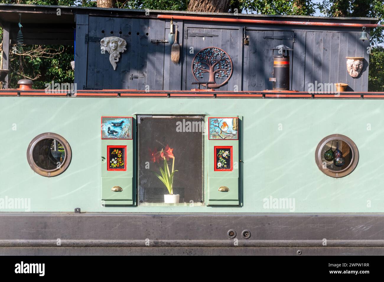 Détail de décoration sur un bateau de canal sur la rivière Wey navigations dans le Surrey, Angleterre, Royaume-Uni Banque D'Images