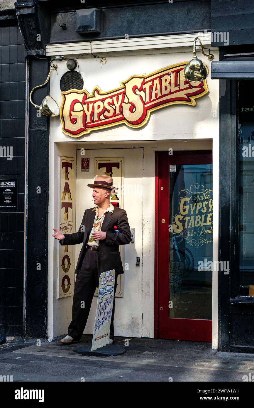 Soho, Londres Royaume-Uni, 08 mars 2024, homme debout dans la porte de Gypsy stables Tattoo Studio Berwick Street Banque D'Images
