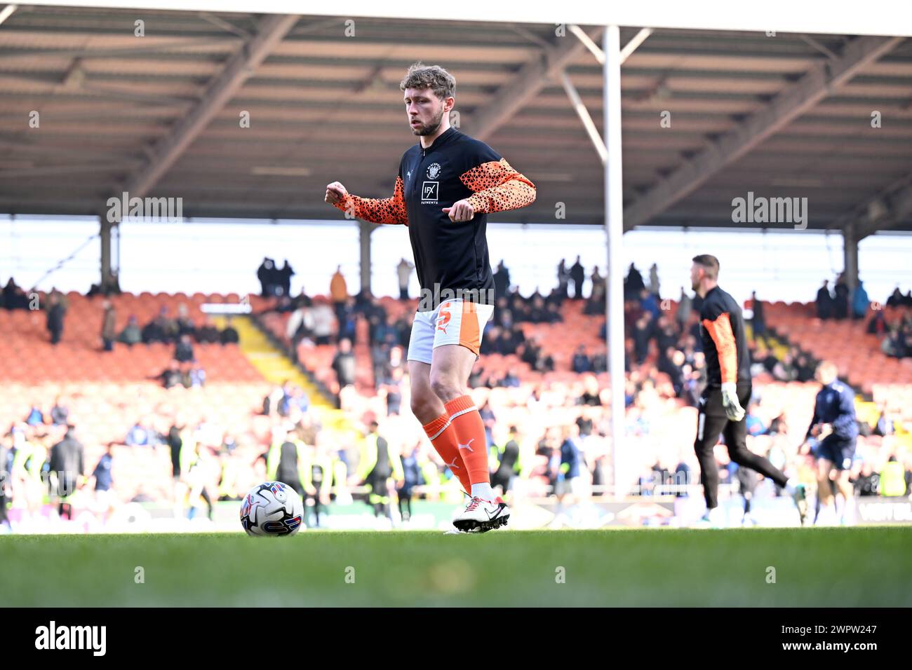 Blackpool, Royaume-Uni. 09 mars 2024. Matthew Pennington de Blackpool lors de l'échauffement d'avant-match pour le match de Sky Bet League 1 Blackpool vs Portsmouth à Bloomfield Road, Blackpool, Royaume-Uni, le 9 mars 2024 (photo par Ashley Crowden/News images) à Blackpool, Royaume-Uni le 3/9/2024. (Photo par Ashley Crowden/News images/Sipa USA) crédit : Sipa USA/Alamy Live News Banque D'Images