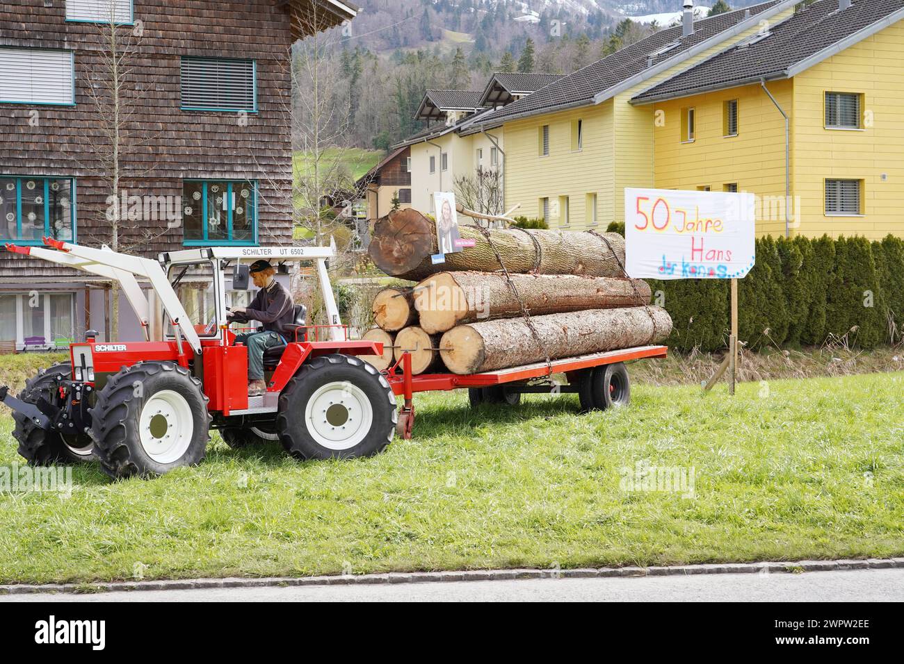 Anton Geisser 09.03.2024 OW Schweiz, Spezielle Geburtstagsanzeige. 50 Jahre Hans . Schilter Traktor mit Baumstaemmen FDP Franziska Danke fuer ihre Stimme *** Anton Geisser 09 03 2024 OW Suisse, annonce spéciale anniversaire 50 ans Hans Schilter tracteur avec troncs d'arbre FDP Franziska Merci de votre vote Banque D'Images