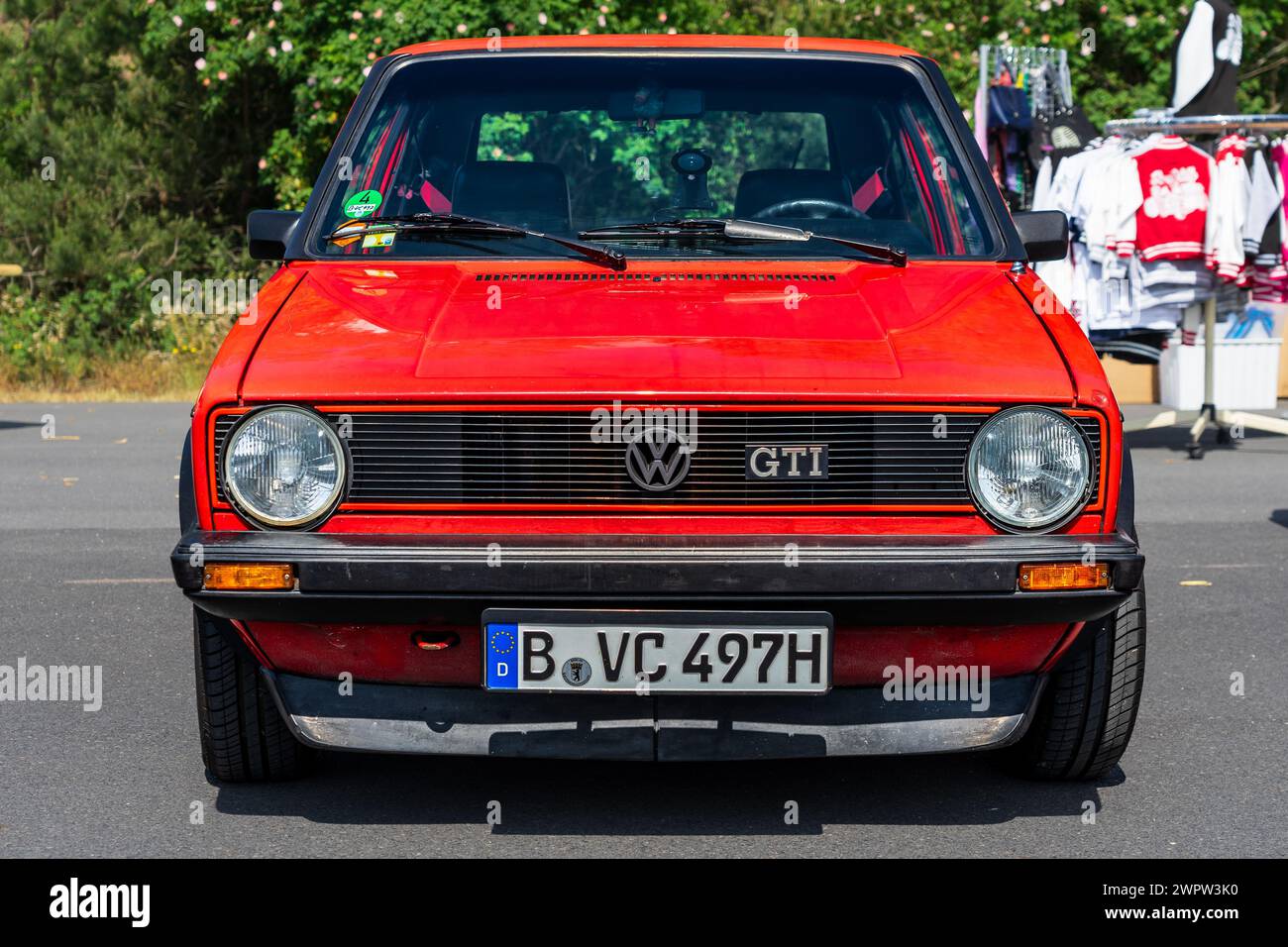 Linthe, ALLEMAGNE - 27 MAI 2023 : la petite voiture familiale Volkswagen Golf GTI Mk1. Die Oldtimer Show 2023. Banque D'Images