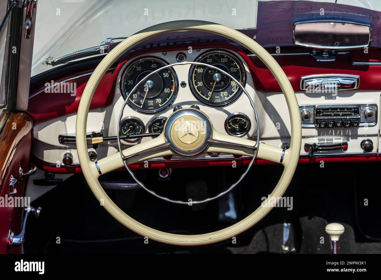 Linthe, ALLEMAGNE - 27 MAI 2023 : L'intérieur de la voiture de sport Mercedes-Benz 190 SL (W121). Die Oldtimer Show 2023. Banque D'Images