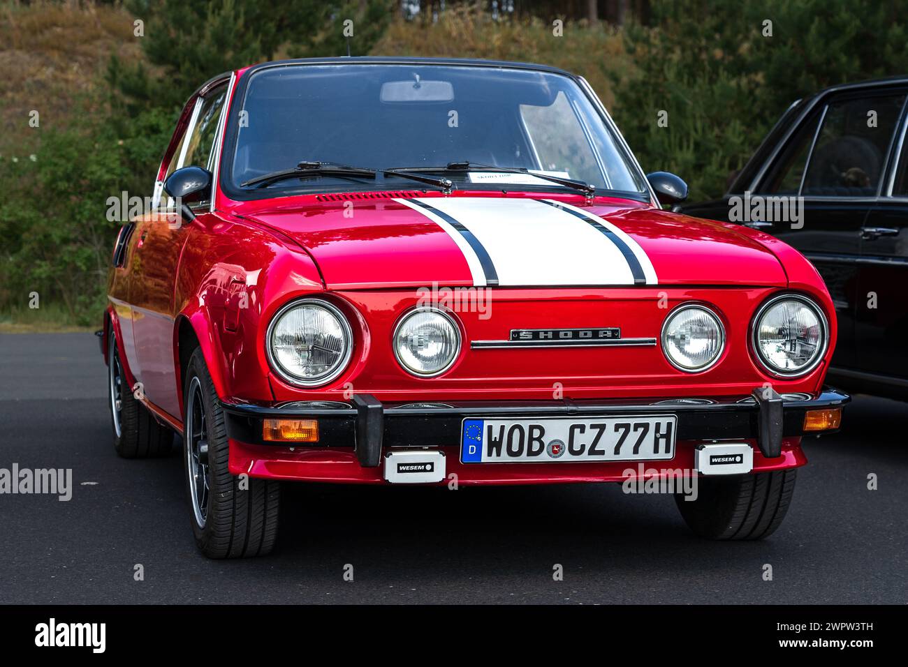 Linthe, ALLEMAGNE - 27 MAI 2023 : la petite voiture familiale Skoda 110R, 1977. Die Oldtimer Show 2023. Banque D'Images