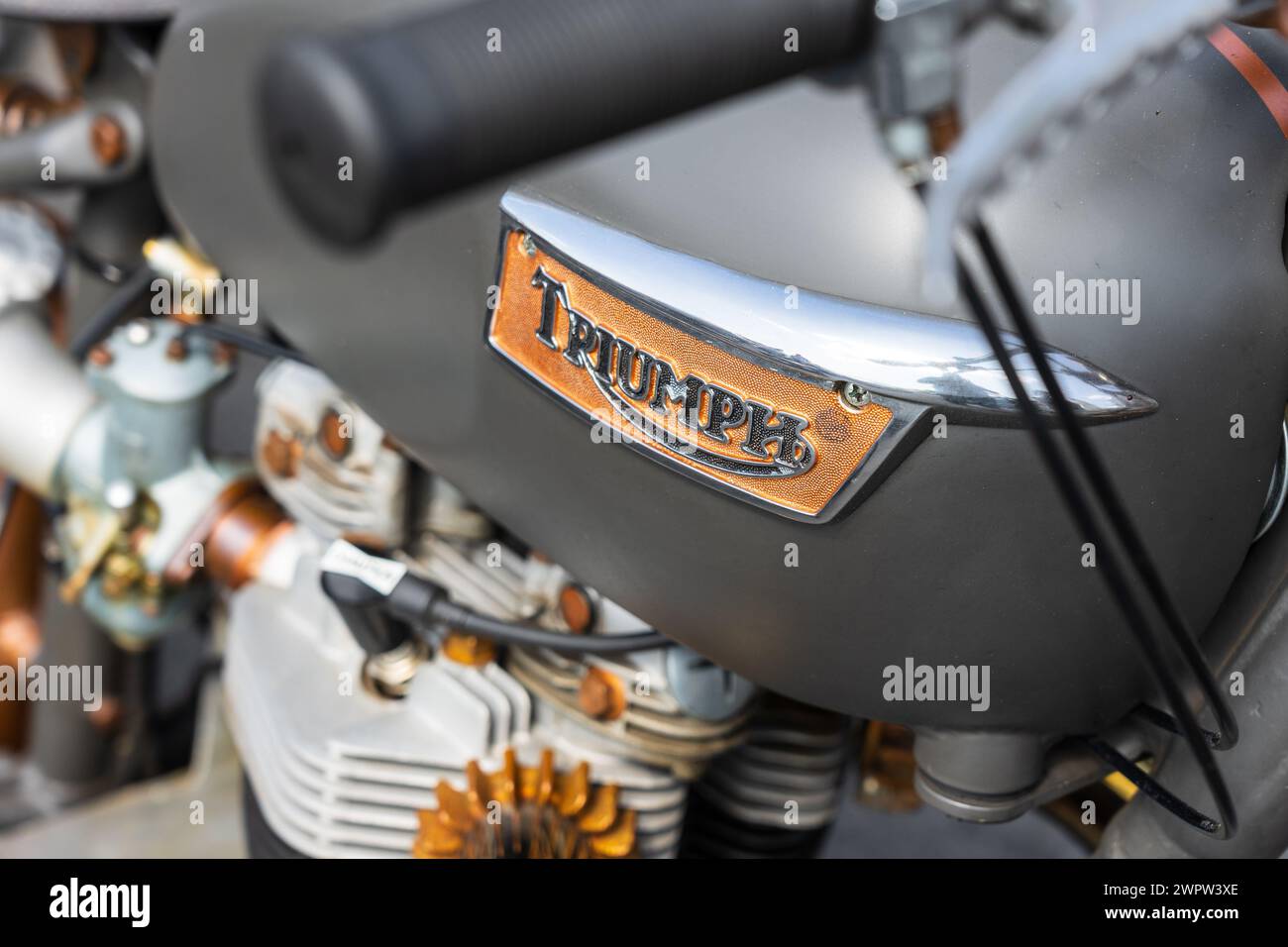 Linthe, ALLEMAGNE - 27 MAI 2023 : le détail de la moto standard Triumph Speed Twin 5T, 1954. Die Oldtimer Show 2023. Banque D'Images