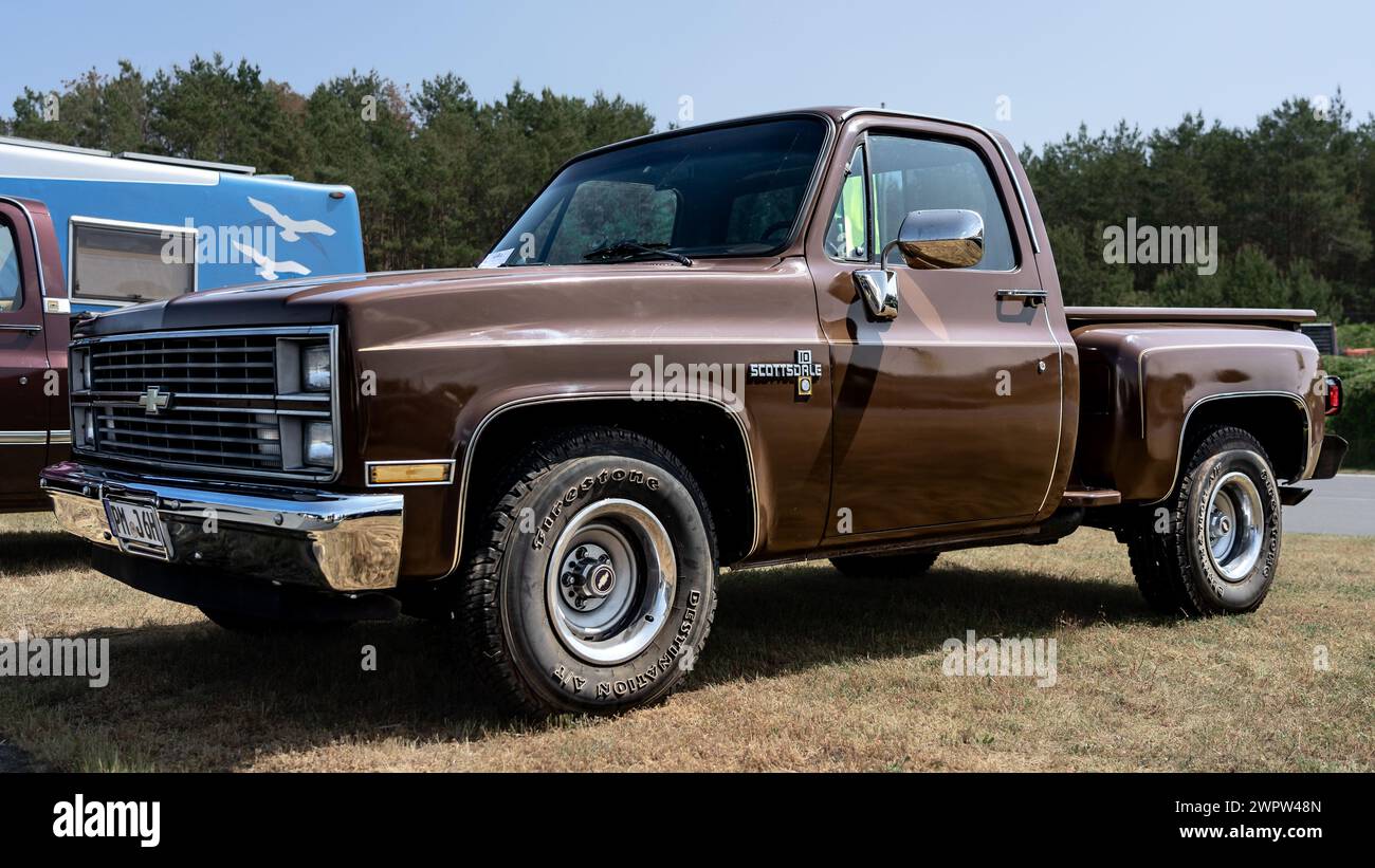 Linthe, ALLEMAGNE - 27 MAI 2023 : le camion pleine grandeur Chevrolet C10 Scottsdale, 1983. Die Oldtimer Show 2023. Banque D'Images