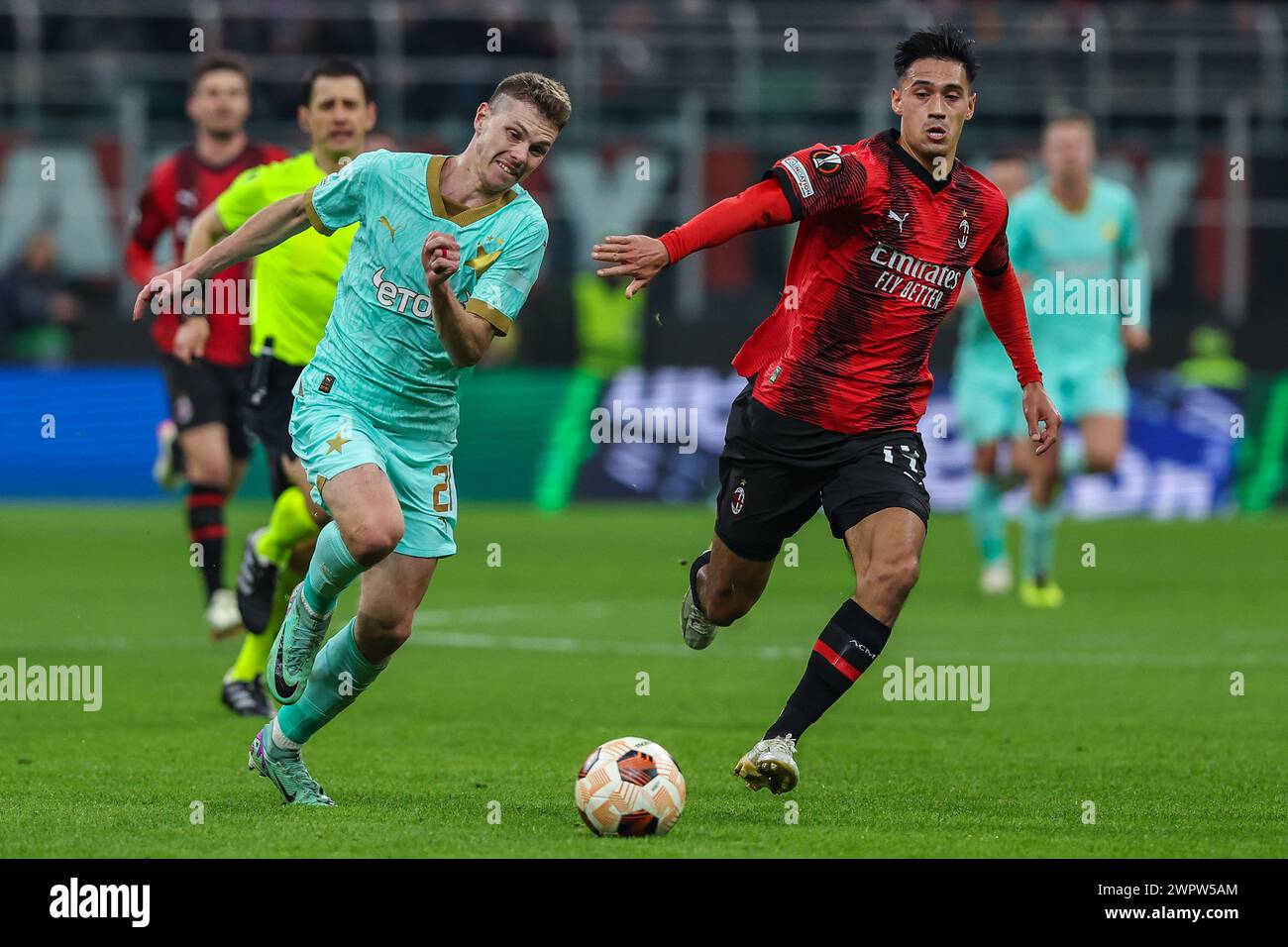 Milan, Italie. 07 mars 2024. Tijjani Reijnders d'AC Milan (R) et David Doudera de SK Slavia Praha (l) vus en action lors du Round 16 . Étape 1 de 2 UEFA Europa League 2023/2024 entre l'AC Milan et le SK Slavia Praha au stade San Siro. Score final ; Milan 4:2 Slavia Praha. (Photo de Fabrizio Carabelli/SOPA images/Sipa USA) crédit : Sipa USA/Alamy Live News Banque D'Images