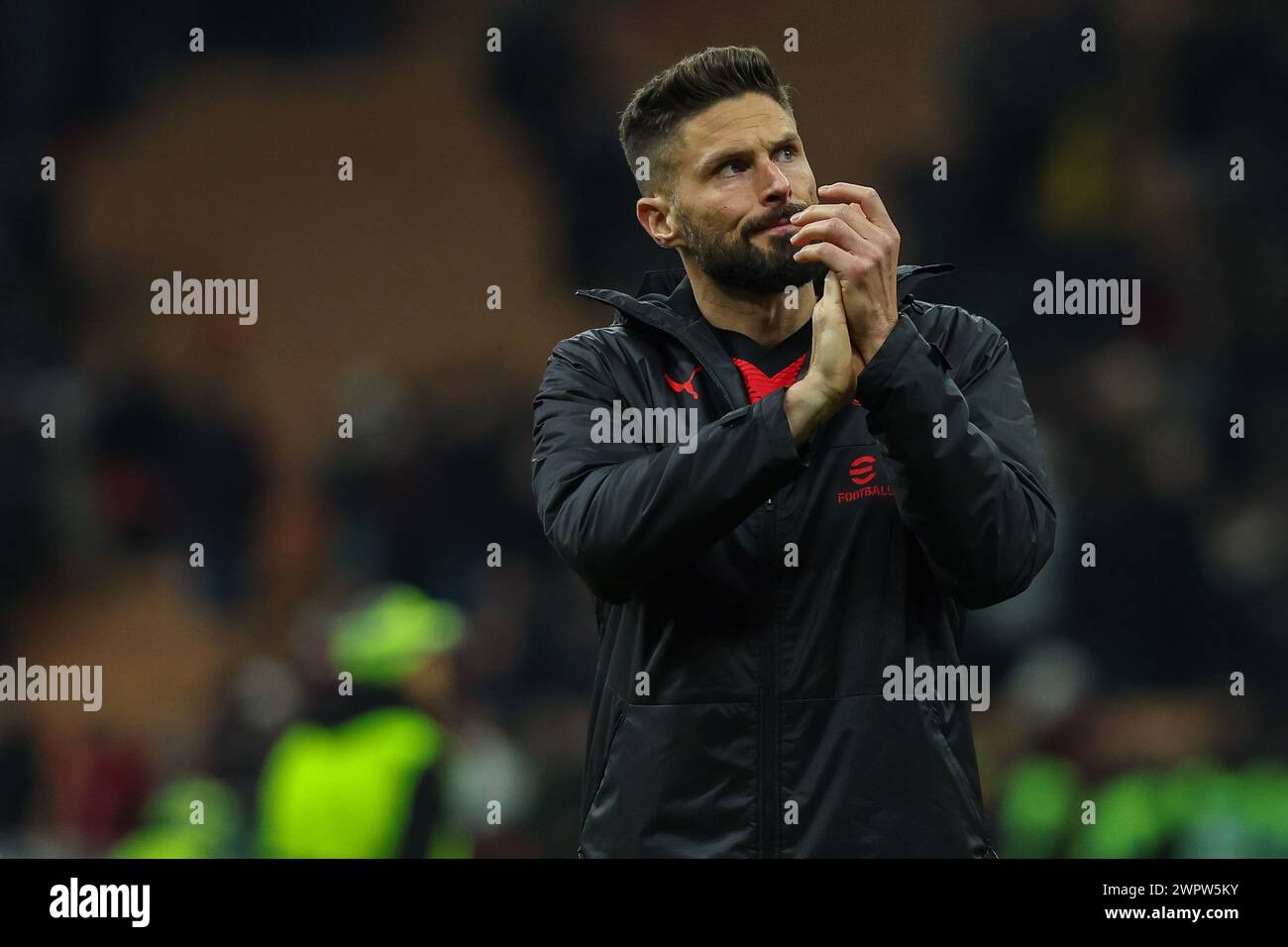 Milan, Italie. 07 mars 2024. Olivier Giroud de l'AC Milan salue les fans lors de la ronde 16 . Étape 1 de 2 UEFA Europa League 2023/2024 entre l'AC Milan et le SK Slavia Praha au stade San Siro. Score final ; Milan 4:2 Slavia Praha. (Photo de Fabrizio Carabelli/SOPA images/Sipa USA) crédit : Sipa USA/Alamy Live News Banque D'Images