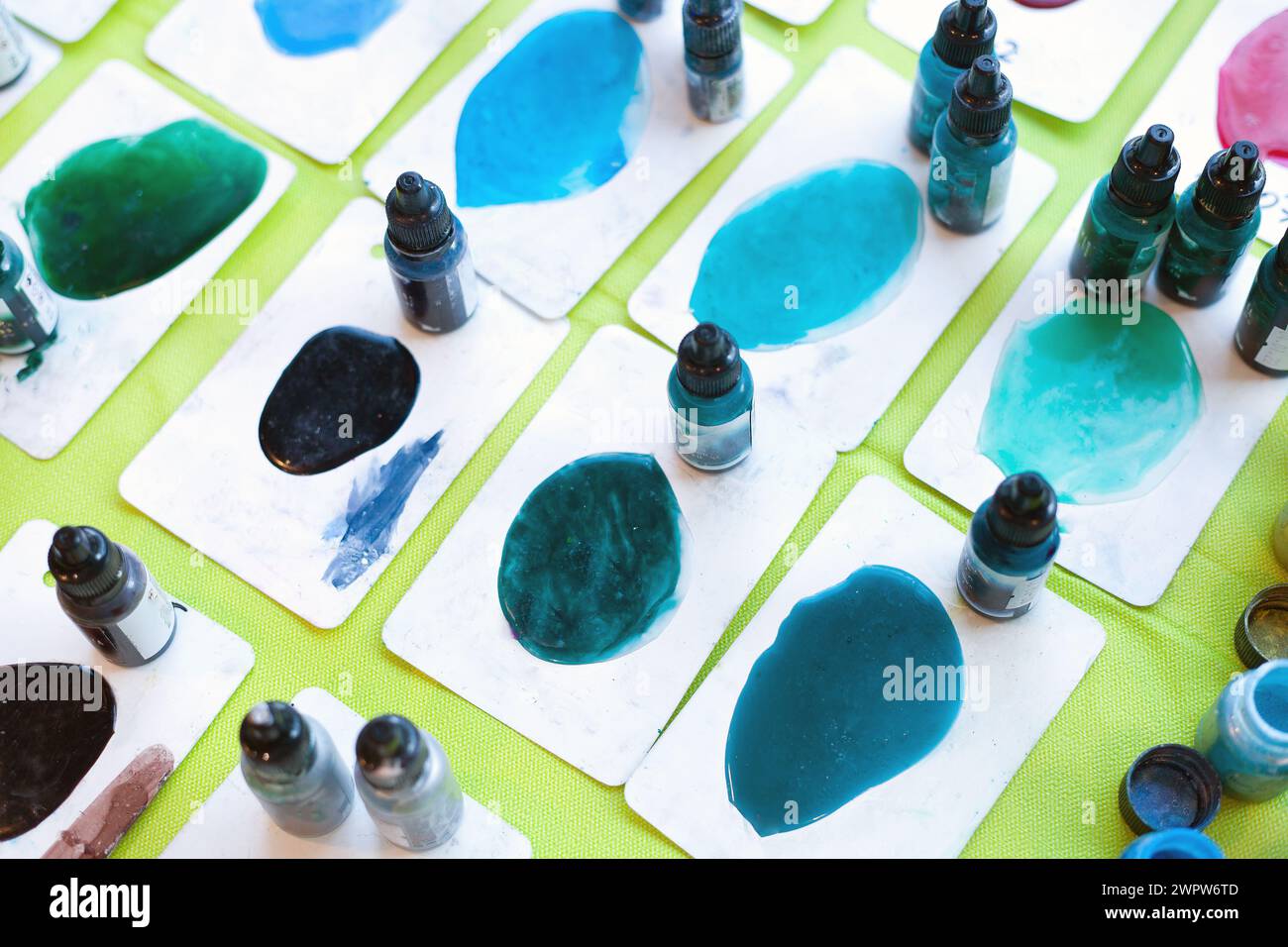 bouteilles de couleur pour résine Mélange d'époxy dans des gobelets en plastique pour la stabilisation de moulage et hybride. peinture artistique Banque D'Images